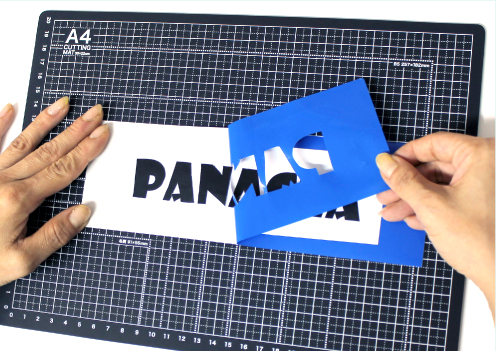 手作業でカットしてみよう　余計なシートをはがす