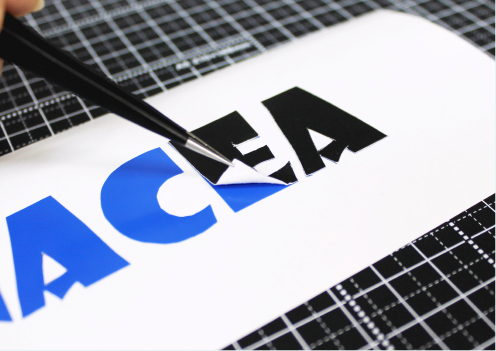 手作業でカットしてみよう　糊で貼ったデザイン部分をはがす