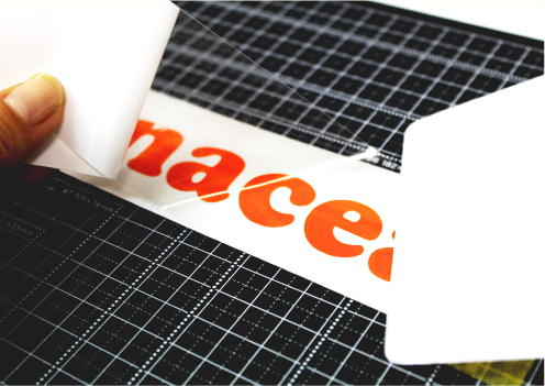 転写シートの使い方　スキージーで貼付け