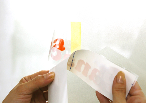 実際に貼り付けてみよう　カッティングシートから台紙をはがす