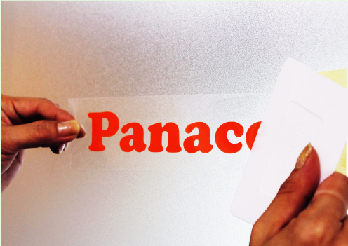 実際に貼り付けてみよう　スキージーで圧着